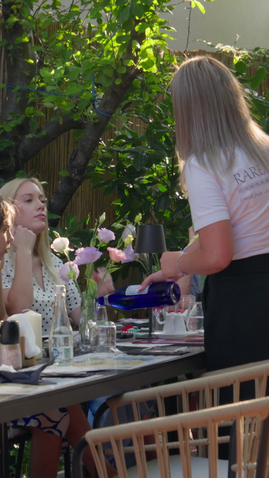 Oaspeți serviți la masă în grădina Rare Garden