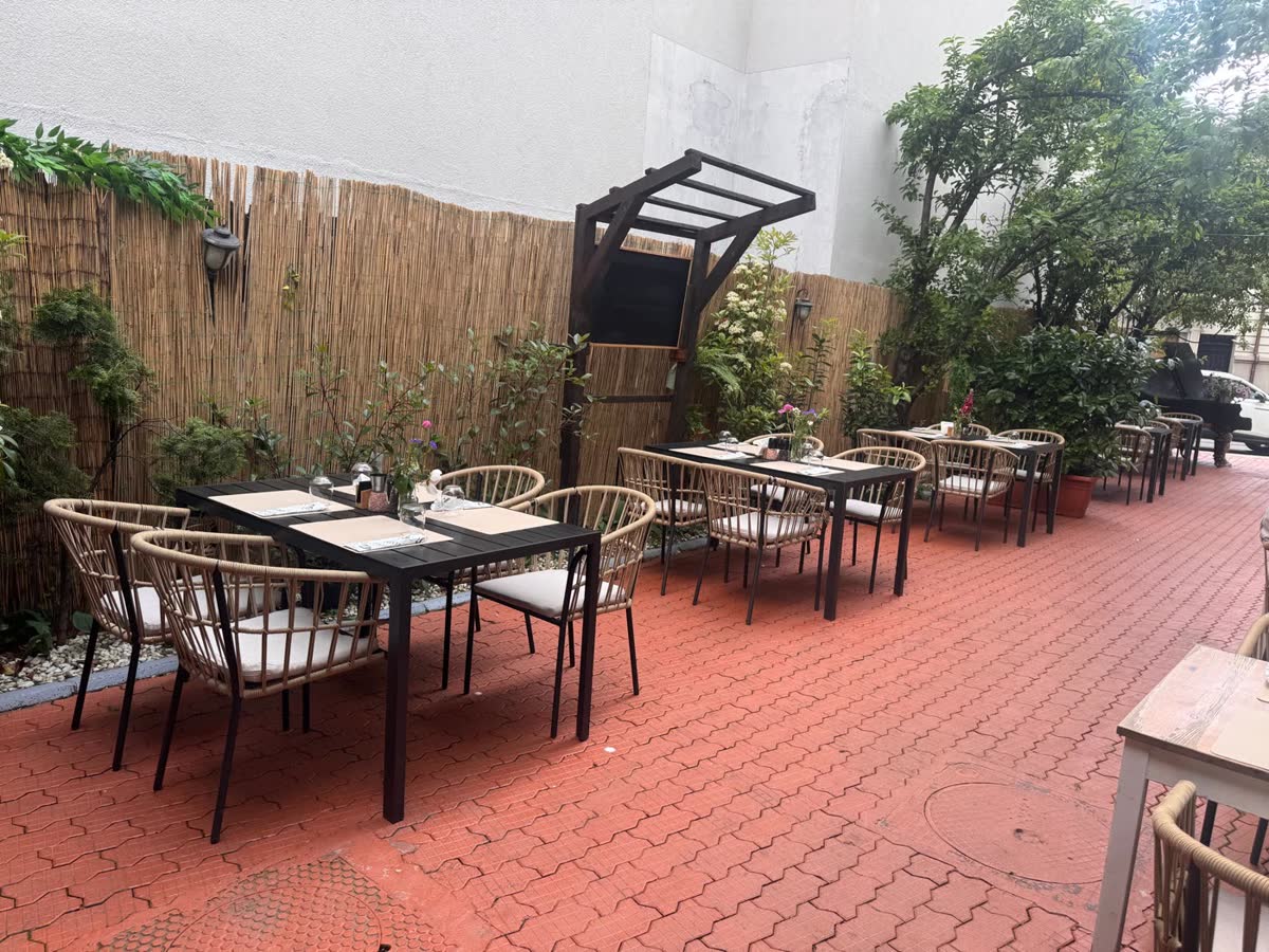 Terasa Rare Garden cu mese și scaune de ratan